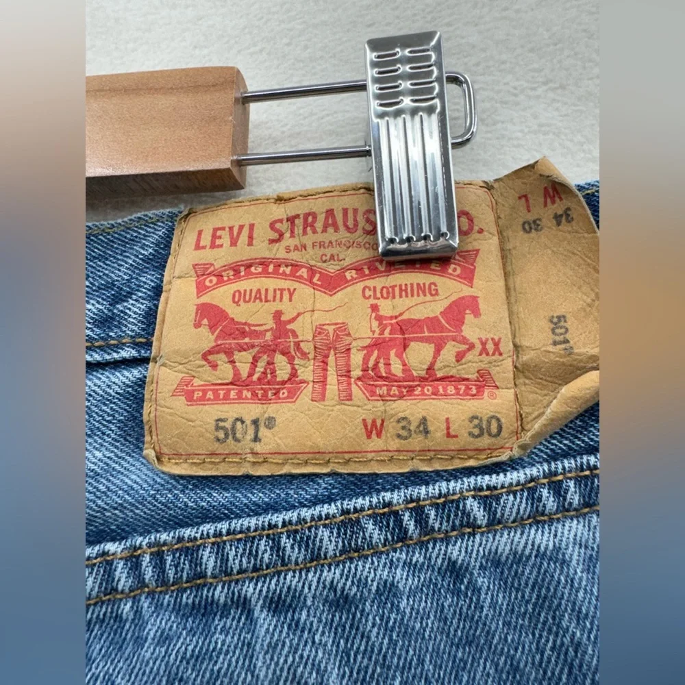 Levi’s 501 Men’s 34x30 Blue Faded Button Fly Denim Jeans - Picture 10 of 12